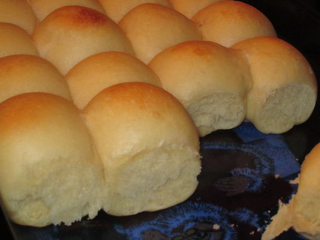 Illustration for article titled ATTN Labelled: Crazy Aunt Kanye!!! YEAST ROLLS!